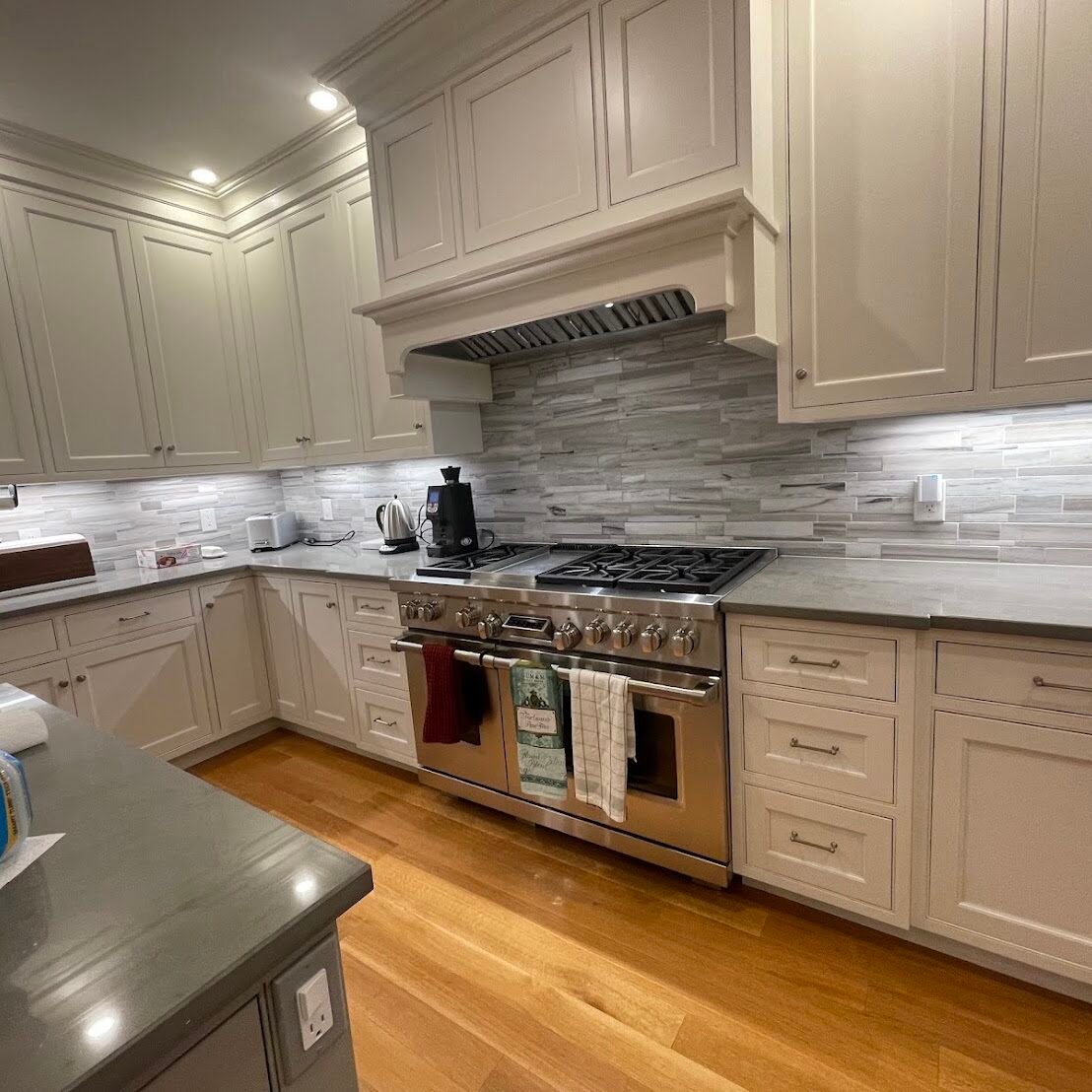 Kitchen after a cleaning service by Almeida Cleaning