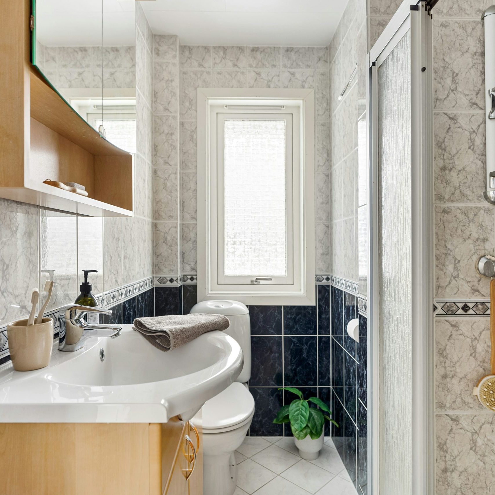 bathroom after a deep cleaning service, pristine and comfortable